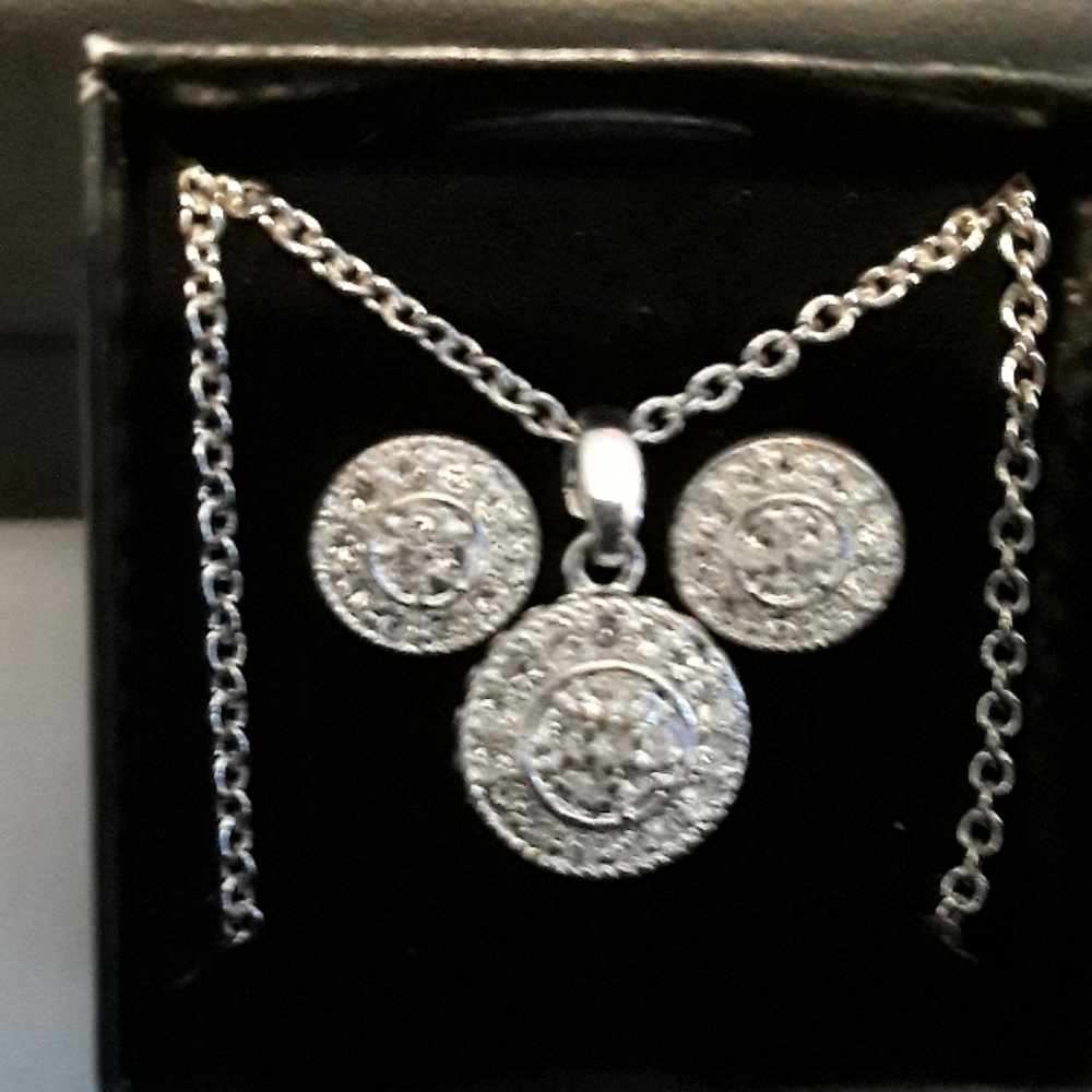 Necklace and earring set